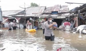 Banjir di Singkawang Meluas, Ratusan Jiwa Dievakuasi ke Pengungsian Ilustrasi - Kapolres Singkawang, AKBP Prasetiyo Adhi Wibowo membantu proses evakuasi bayi yang menjadi korban banjir di Kelurahan Pasiran. ANTARA/Rudi.