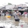 Ilustrasi - Kapolres Singkawang, AKBP Prasetiyo Adhi Wibowo membantu proses evakuasi bayi yang menjadi korban banjir di Kelurahan Pasiran. ANTARA/Rudi.