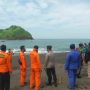 Tim SAR gabungan melakukan pencarian korban di sekitar Pantai Payangan di Kecamatan Ambulu, Kabupaten Jember, Minggu (13/2/2022). (ANTARA/Hamka Agung)
