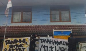 Warga Anyer Dalam Kembali 'Geruduk' Kelurahan Kebon Waru, Lurah Belum Muncul UNJUK RASA: Sejumlah pengunjuk rasa memasang banner protes di halaman depan kantor Kelurahan Kebon Waru, Kota Bandung, pada Senin (14/3).