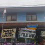 UNJUK RASA: Sejumlah pengunjuk rasa memasang banner protes di halaman depan kantor Kelurahan Kebon Waru, Kota Bandung, pada Senin (14/3).