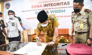 400 Ribu Bidang Tanah Milik Masyarakat Belum Bersertifikat Bupati Bandung, Dadang Supriatna mengungkapkan ada 400 ribu bidang tanah milik masyarakat Kabupaten Bandung yang belum disertifikasi.
