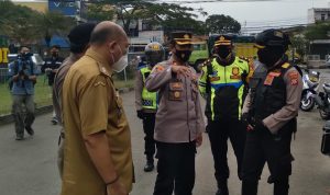 Kapolres Sumedang, AKBP Eko Prasetyo Robbyanto (ujung kanan) saat pantau Kawasan Industri Dwipapuri, Kecamatan Cimanggung yang masuk PPKM Level 3. (Jabar Ekspres