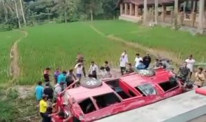Sopir Elf Maut Rombongan SMK Ditetapkan Jadi Tersangka Tangkapan layar video Mobil elf yang terperosok ke jurang membawa rombongan siswa SMK di Karawang.