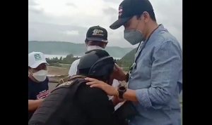 Tangkapan layar video Petugas Brimob yang akhirnya meminta maaf dengan mencium tangan Tuan Guru Bajang, setelah menyadari kehadiran mantan Gubernur NTB tersebut.