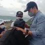 Tangkapan layar video Petugas Brimob yang akhirnya meminta maaf dengan mencium tangan Tuan Guru Bajang, setelah menyadari kehadiran mantan Gubernur NTB tersebut.