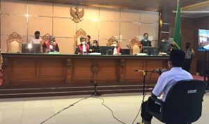 Terdakwa Herry Wirawan saat menjalani sidang pembacaan putusan. Selasa (15/2). Foto. Sandi Nugraha