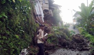 LONGSOR. Dapur rumah salah satu warga longsor, materialnya menghalangi akses jalan.