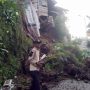 LONGSOR. Dapur rumah salah satu warga longsor, materialnya menghalangi akses jalan.