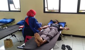 Stok Darah di Kabupaten Sumedang Kurang Ilustrasi: Seorang warga tengah melakukan donor darah dibantu oleh petugas UDD PMI Kabupaten Sumedang di Kecamatan Cimanggung, Kabupaten Sumedang. (Jabar Ekspres)