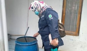 Petugas kesehatan dari UPTD Puskesmas Cimanggung saat melakukan pemantauan kondisi warga sekaligus Pemberantasan Sarang Nyamuk (PSN) di Desa Cimanggung, Kecamatan Cimanggung, Kabupaten Sumedang.