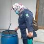 Petugas kesehatan dari UPTD Puskesmas Cimanggung saat melakukan pemantauan kondisi warga sekaligus Pemberantasan Sarang Nyamuk (PSN) di Desa Cimanggung, Kecamatan Cimanggung, Kabupaten Sumedang.