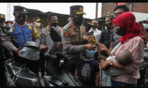 Kisah Tragis Ojol Wanita Gerakkan Hati Presiden Jokowi, Ini Yang Dilakukannya Kapolrestabes Surabaya saat menyerahkan motor baru kepada ibu Novi. Foto: Antara Jatim