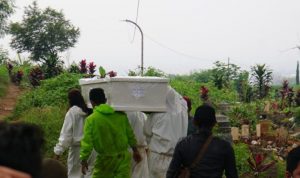 80 persen Covid-19 di Masyarakat Didominasi Varian Omicron Jenazah Pasien Covid-19 di Bandung hendak di makamkan di TPU Cikadut. Foto. Sandi Nugraha