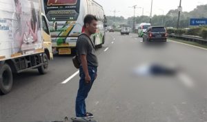 Tak Sengaja Masuk Tol, Pengendara Motor Terserempet Mobil Seorang pelajar terkapar usai motornya terserempet Toyota Yaris di tengah Jalan Tol Jakarta – Cikampek, KM 0+800, Jakarta Timur, Kamis (17/2/2022). Foto: Dok Satlantas Polres Metro Jakarta Timur
