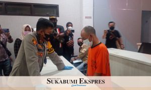 MENANYAI: Kapolres Sukabumi, AKBP Dedy Dharmawansyah Nawirputra, sedang menanyai pelaku dugaan pencabulan terhadap santriwati. Pelaku merupakan oknum pengurus pesantren di mana santriwati itu menuntut ilmu agama.