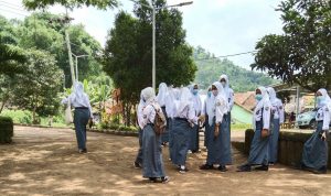 Para siswi SMA Negeri 1 Cimanggung, Kabupaten Sumedang. yang terpaksa harus kembali PJJ karena PTM dihentikan sementara.