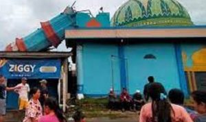 Menara masjid ALIkhlas yang roboh menimpa rumah warga di Bekasi.