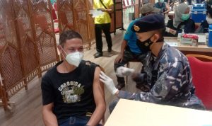 Sukseskan Program Pemerintah, Unpar Gelar Vaksinasinasi Massal Dosis 3 Petugas kesehatan dari Lanal Bandung saat membantu kegiatan vaksinasi dosis 3 di UNPAR. Kamis (17/2). Foto. Sandi Nugraha