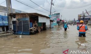 Petugas PT PLN memantau jaringan kelistrikan wilayah terendam banjir di Kampung Pisangan, Babakan, Kecamatan Tambun Utara, Kabupaten Bekasi, Jawa Barat, Kamis (17/2/2022). ANTARA/Pradita Kurniawan Syah