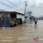 Petugas PT PLN memantau jaringan kelistrikan wilayah terendam banjir di Kampung Pisangan, Babakan, Kecamatan Tambun Utara, Kabupaten Bekasi, Jawa Barat, Kamis (17/2/2022). ANTARA/Pradita Kurniawan Syah