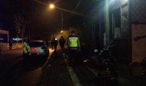 Polsek Indihiang, Polres Tasikmalaya Kota saat membubarkan kerumunan massa di tempat hiburan malam Jalan Mangin, Kota Tasikmalaya, Kamis (17/02/22) dini hari. Foto: Istimewa
