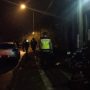 Polsek Indihiang, Polres Tasikmalaya Kota saat membubarkan kerumunan massa di tempat hiburan malam Jalan Mangin, Kota Tasikmalaya, Kamis (17/02/22) dini hari. Foto: Istimewa