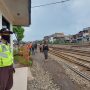 Seorang petugas keamanan sedang mengawasi rel kereta api di Pasar Ciroyom, Rabu (16/02/2022)./ Arvi Resvanty