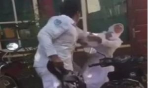 Tangkapan layar video yang menunjukkan pemukulan yang dilakukan seorang siswa terhadap pelajar perempuan.