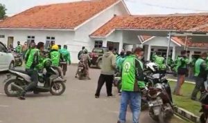 Ratusan driver ojol datangi rumah customer karena tidak terima rekannya di maki-maki dengan kalimat kasar di Cirebon. (ist)