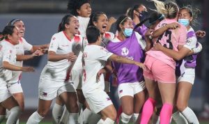 Capaian Terbesar Sepak Bola Filipina, Lolos Putaran Piala Dunia! Para pemain tim nasional putri Filipina meluapkan kegembiraan seusai mengalahkan Taiwan lewat adu penalti pada perempat final Piala Asia Putri 2022 di Staidon Shiv Chhatrapati Sports Complex, Pune, India, Minggu (30/1/2022). (FIFA.com)