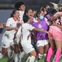 Para pemain tim nasional putri Filipina meluapkan kegembiraan seusai mengalahkan Taiwan lewat adu penalti pada perempat final Piala Asia Putri 2022 di Staidon Shiv Chhatrapati Sports Complex, Pune, India, Minggu (30/1/2022). (FIFA.com)
