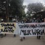 UNJUK RASA: Warga Anyer Dalam membentangkan spanduk disaat hendak geruduk kantor Kelurahan Kebon Waru, pada Senin (15/2) kemarin. (Deni/Jabar Ekspres)