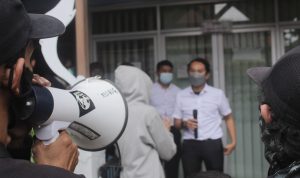 UNJUK RASA: Warga Anyer Dalam menyuarakan protes di hadapan staff Kelurahan Kebon Waru, Kecamatan Batununggal, Kota Bandung, pada Senin (14/2). (Deni/Jabar Ekspres)