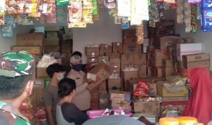 Inspeksi mendadak minyak goreng oleh aparat gabungan di Kecamatan Cimanggung, Kabupaten Sumedang ke tiap grosir dan mini market. (Jabar Ekspres)