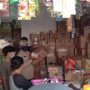 Inspeksi mendadak minyak goreng oleh aparat gabungan di Kecamatan Cimanggung, Kabupaten Sumedang ke tiap grosir dan mini market. (Jabar Ekspres)