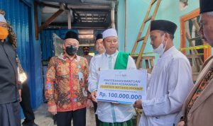 Wagub Jabar Uu Ruzhanul Ulum menyerahkan bantuan untuk Ponpes Miftahul Khoirot yang terbakar, Selasa pagi. (Wahyudi/KBE)