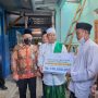 Wagub Jabar Uu Ruzhanul Ulum menyerahkan bantuan untuk Ponpes Miftahul Khoirot yang terbakar, Selasa pagi. (Wahyudi/KBE)