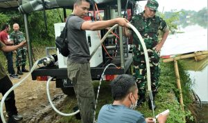 Pangdam III/Slw Mayjen TNI Kunto Arief Wibowo menyaksikan uji coba alat penjernih air “Filter Nusantara” di Baleendah Kabupaten Bandung, Selasa (22/2)