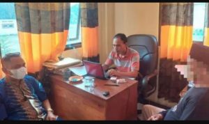 Oknum Kades Oi Tui inisial SDM saat diperiksa Polres Bima Kota. Foto : Dok. Polres Bima Kota