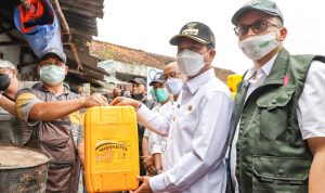 Kepala Disperindag Kabupaten Bandung, Dicky Anugrah saat enggelar operasi pasar di Ciwidey, rabu (23/2)