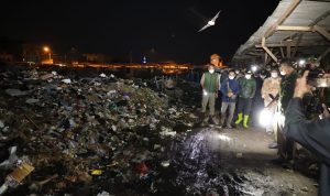 Bupati Bandung Dadang Supriatna melakukan inspeksi mendadak (Sidak) ke tempat pembuangan sampah (TPS) sementara di sekitar Pasar Banjaran, Selasa (22/2) malam.