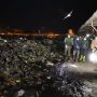 Bupati Bandung Dadang Supriatna melakukan inspeksi mendadak (Sidak) ke tempat pembuangan sampah (TPS) sementara di sekitar Pasar Banjaran, Selasa (22/2) malam.
