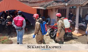 SEMPROT DISINFEKTAN: Relawan PMI Kota Sukabumi melakukan penyemprotan disinfektan di sejumlah lokasi bencana. Langkah itu dilakukan untuk mencegah penyebaran covid-19. ( FOTO : ISTIMEWA )