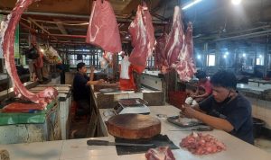 Mulai Senin, Pedagang Daging Akan Mogok Jualan, Ini Sebabnya Pedagang daging sapi di Pasar Cilasak, KOta Depok. Foto : Lutvaitul Fauziah/JPNN.com.