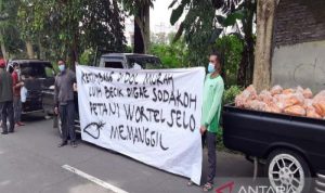 Aksi para petani wortel yang menjual hasil panennya di depan kantor Dinas Ketahanan pangan Boyolali. (foto:antara)