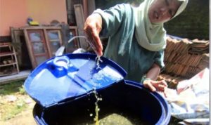 Warga menunjukkan minyak goreng palsu yang membuat sejumlah ibu-ibu di Kudus, tertipu. Foto: Radar Kudus