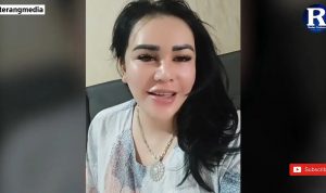 Video Ratu Entok Viral, Soroti Kebijakan Jokowi Hingga Ingin Pindah dari Indonesia Tangkapan layar video Ratu Entok yang mengkritisi kebijakan Presiden Jokowi.