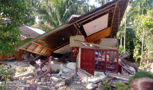 Salah satu rumah yang hancur karena diguncang gempa di Pasaman Barat (25/2)