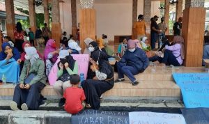 Warga kampung Sentul, Kecamatan Balaraja melakukan aksi unjuk rasa ke kantor Kecamatan Balaraja untuk menuntut penutupan operasi pabrik pencemar limbah B3. (Azmi Samsul Maarif)